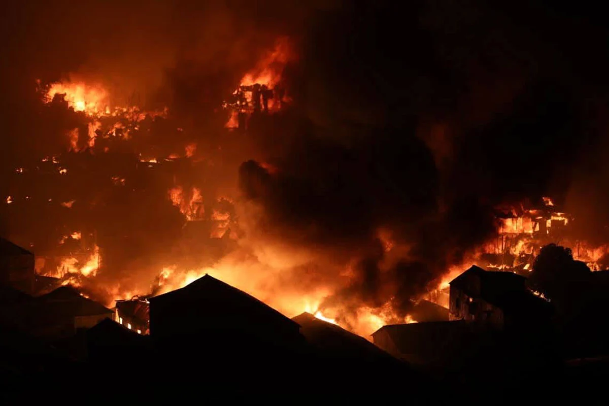 ৫ ঘণ্টা পর নিয়ন্ত্রণে কড়াইল বস্তির আগুন agun