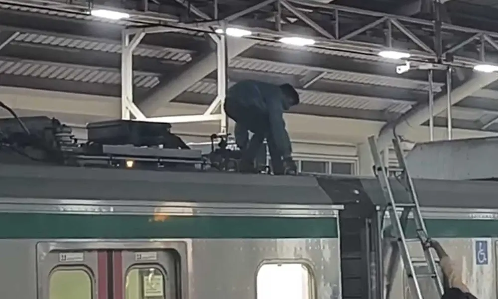 মেট্রো রেলের ছাদে উঠলেন দুই ব্যক্তি, চলাচল বন্ধ metro