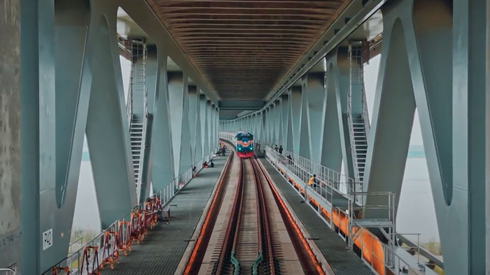train-2310100318