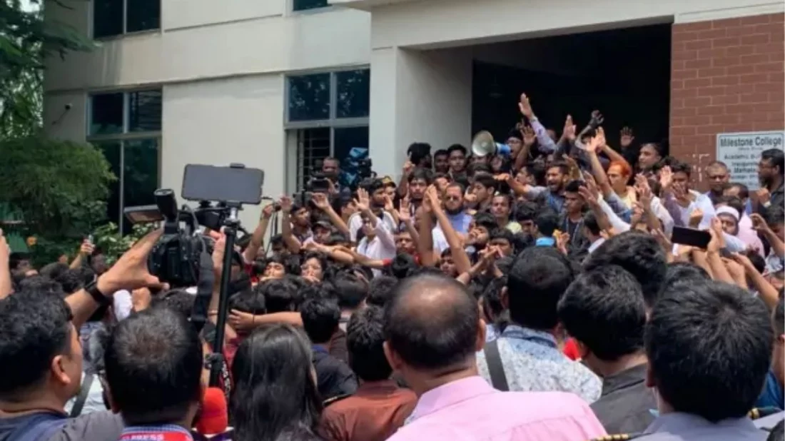 উত্তরায় পুলিশ-শিক্ষার্থীরা মুখোমুখি, ২ ঘণ্টা ধরে অবরুদ্ধ দুই উপদেষ্টা-প্রেস সচিব ooruddo