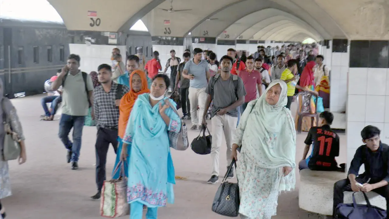 পূজার ছুটি শেষে ঢাকায় ফিরছে মানুষ puja