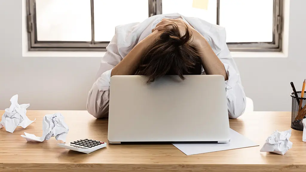 শরীরে যে ভিটামিনের ঘাটতি হলে অতিরিক্ত ঘুম পায় burnout-freepik