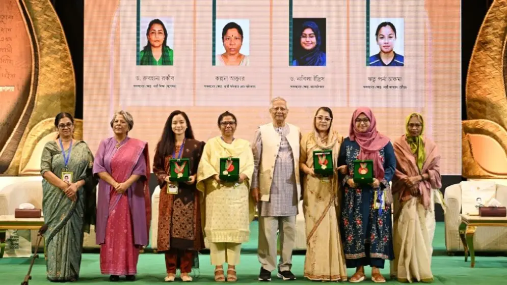 ৪ নারীর হাতে বেগম রোকেয়া পদক তুলে দিলেন প্রধান উপদেষ্টা chief-advisor-rokeya dios