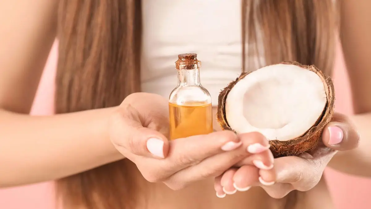 শীতে চুলের যত্নে উপকারী যেসব তেল coconut-oil-2