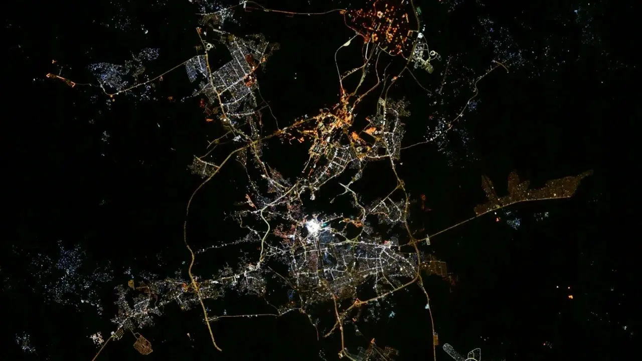 উজ্জল আলোর মতো দ্যুতিময় কাবা, নভোচারীর তোলা ছবি ভাইরাল kaaba-2025