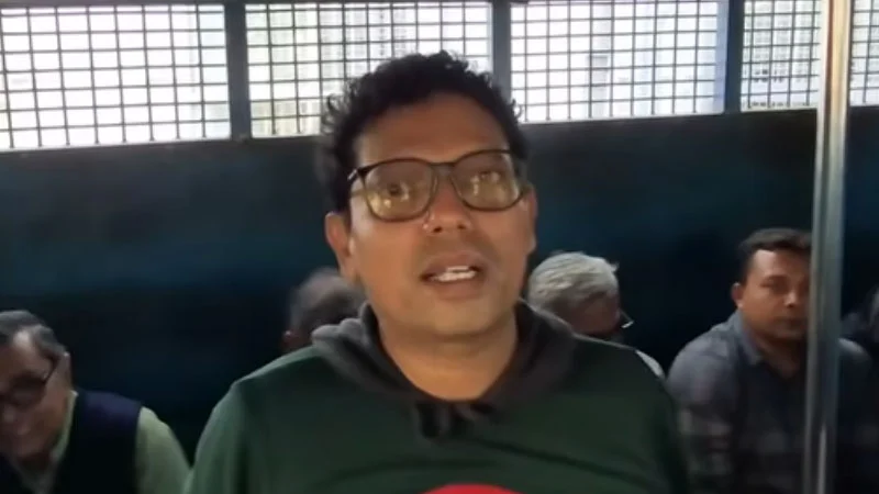 প্রিজনভ্যানে দাঁড়িয়ে জাতীয় সংগীত গাইলেন পলক polok-17