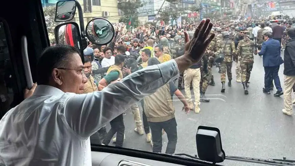 হাত নেড়ে শুভেচ্ছা জানাচ্ছেন তারেক রহমান tarek-jonota